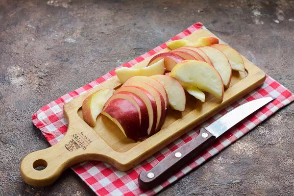 шарлотка с яблоками на сковороде рецепт фото 6